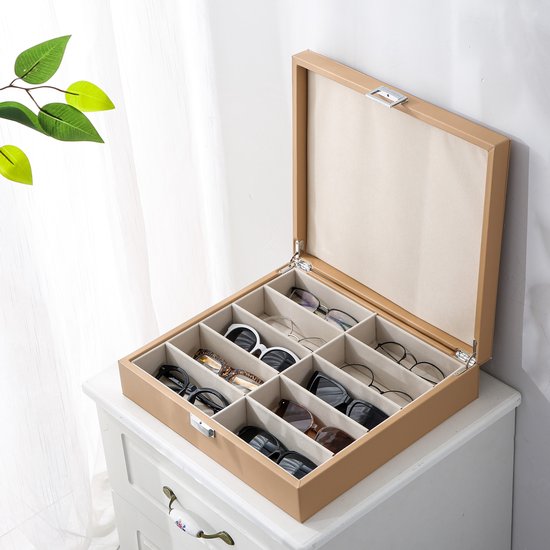 Open beige opbergdoos voor brillen, gevuld met diverse brillen en zonnebrillen.