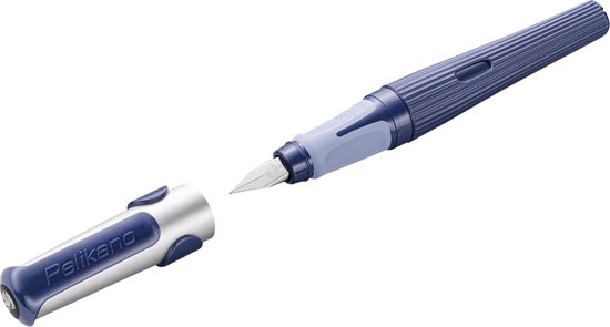 Stylo plume Pelikano bleu foncé avec capuchon argenté, pointe visible.