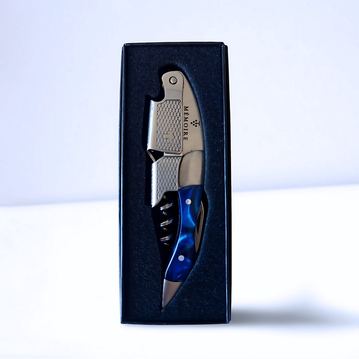 Mémoire® Couteau Sommelier Résine Saffier & RVS - Kurkentrekker van Edelhars - 3 in 1 Sommelier mes met Flessenopener en Foliesnijder - Stijlvolle en Duurzame Wijnopener - Perfect voor Horeca en Thuis - Premium Kelnermes voor Wijnliefhebbers — cadeau in Kookcadeaus - foto 3