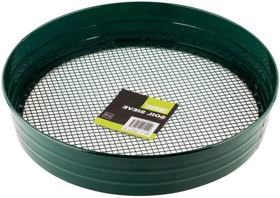 Groene metalen tuinaardezeef met een fijnmazig gaas. Een groen label met de tekst "SOIL SIEVE" ligt op het gaas.