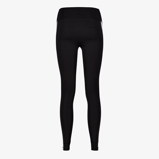 Zij- en achterkant van een zwarte Adidas legging met witte strepen.