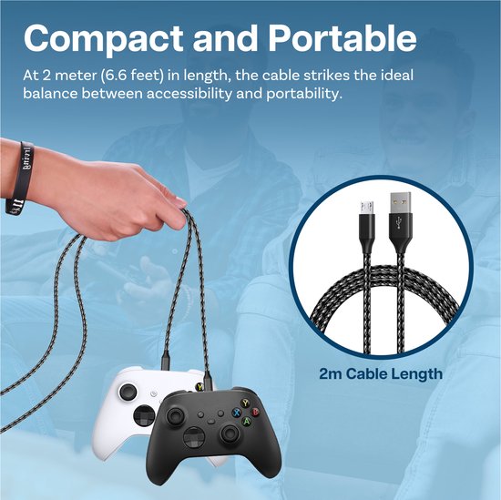Hand houdt een zwarte gevlochten kabel vast met twee Xbox controllers (wit en zwart) eraan bevestigd.