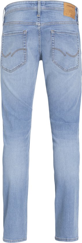 Een lichtblauwe spijkerbroek van Jack & Jones, van achteren gezien.