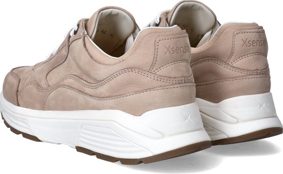 Achterkant van lichtbruine leren sneakers met witte zolen en merknaam 'Xsensible'.