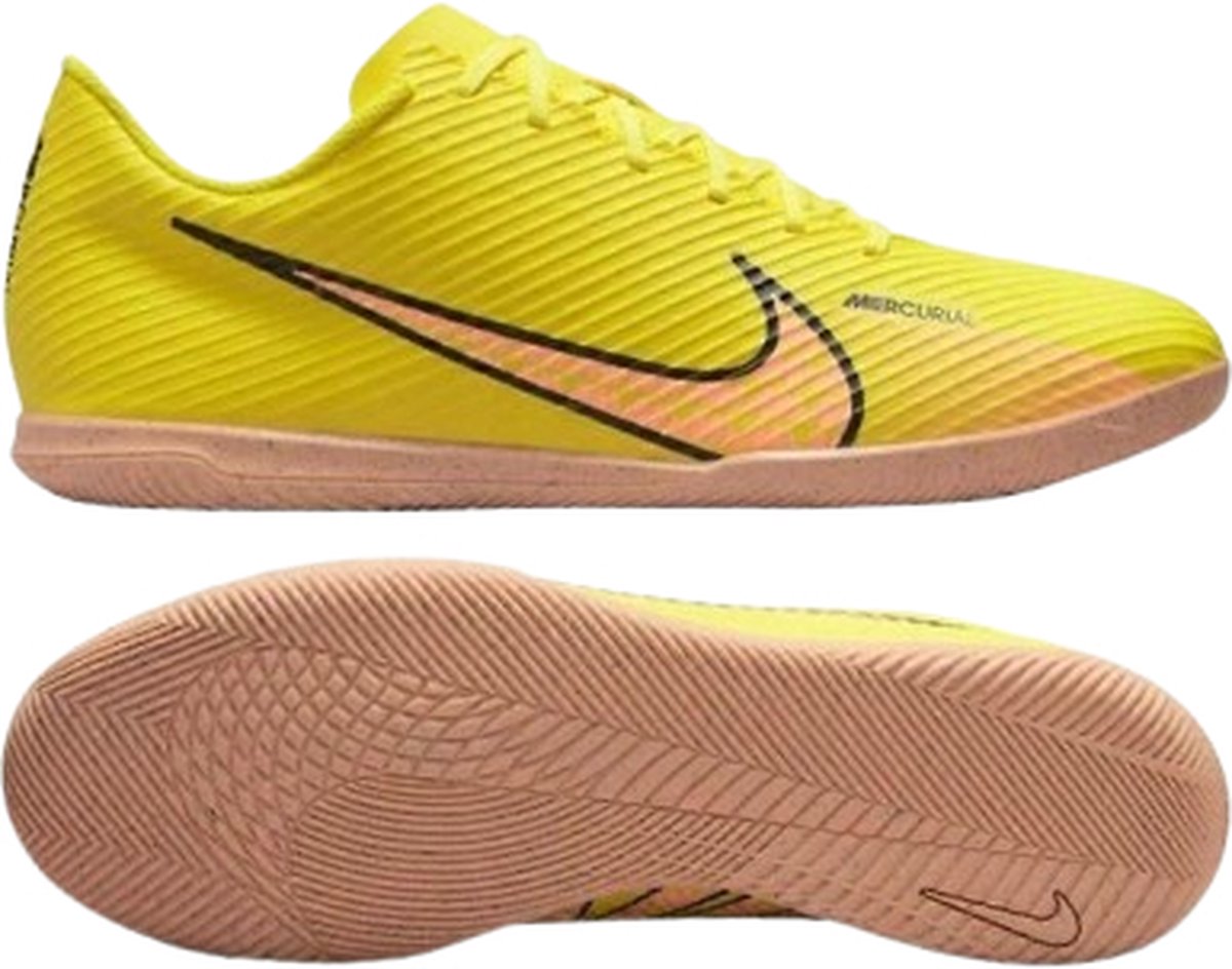 Nike Mercurial Vapor 15 Club IC, maat 46, gele voetbalschoenen met een gestroomlijnd ontwerp en roze zool.