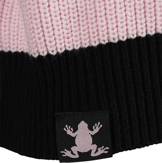 Zwarte trui met roze strepen aan de bovenkant en een label met een roze kikker.
