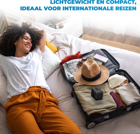 Zwarte wereldstekker in een koffer naast een ontspannen vrouw op bed, ideaal voor internationale reizen.