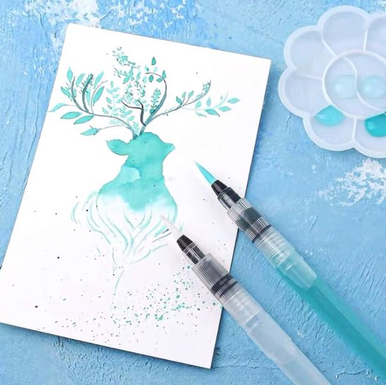 Twee waterpenselepennen naast een aquareltekening van een hert met aquamarijne takken.