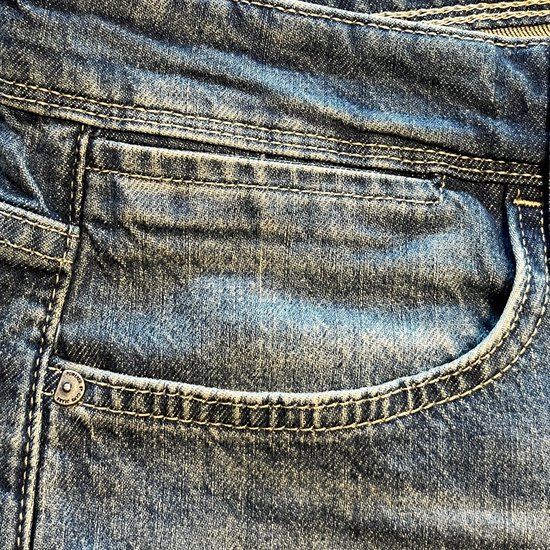 Denim steekzak met een kleine knoop met 'CARS JEANS EST. 1982' opdruk.