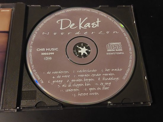 Open CD met de CD schijf. De titel 'De Kast Noorderzon' en de nummerlijst staan op de schijf.