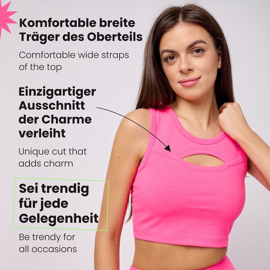 Close-up van roze sport top met uitsnijding op de borst.