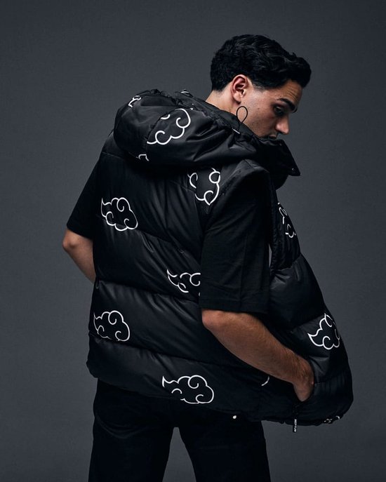 Model in zwarte puffer bodywarmer met witte wolkenprint, van achteren gezien.