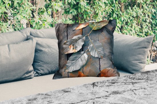 Sierkussen Buiten - Bladeren - Herfst - Grijs - Natuur - 60x60 cm - Weerbestendig