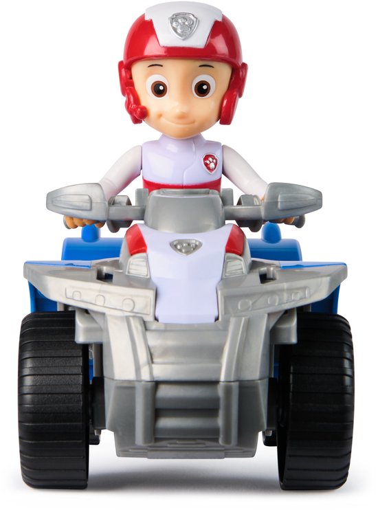 Ryder op zijn rode en witte quad. Hij draagt een rode helm en een wit shirt met rode accenten.