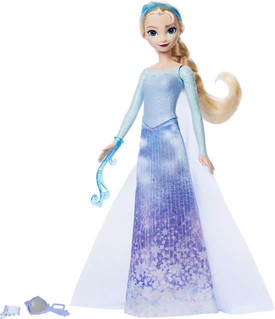 Elsa pop in lange lichtblauwe jurk met paarse ijsprint, met accessoires.