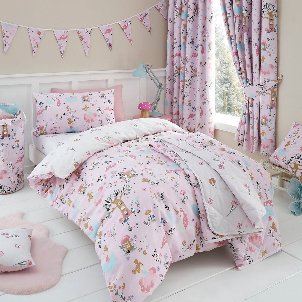 Betoverend Bos - Dekbedovertrek - Juniorbed - Magische Dieren in het woud - 120 x 150 centimeter - Roze - Peuterdekbedovertrek