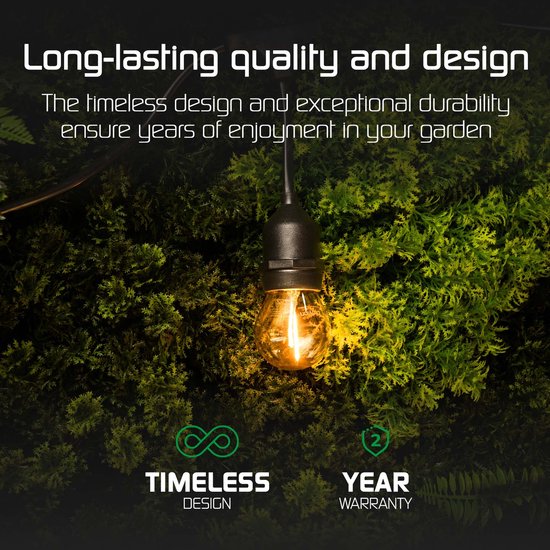 Een warme gloeilamp hangt tussen groene mos en planten. Timsless design, 2 jaar garantie.