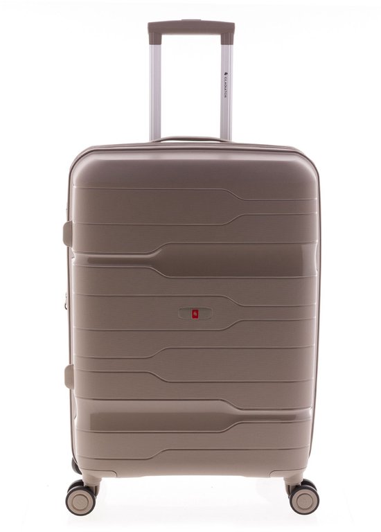 Beige koffer met uitschuifbaar handvat, wieltjes en horizontaal gestreept design.