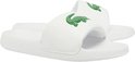 Wit Lacoste badslippers met groene krokodil logo.