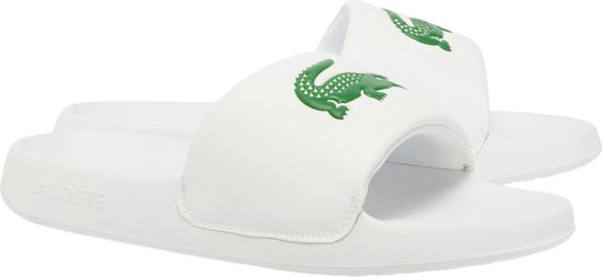 Wit Lacoste badslippers met groene krokodil logo.