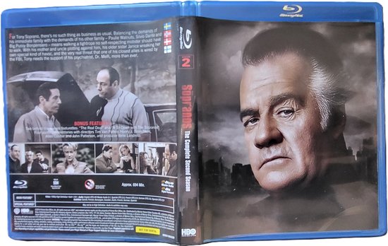Blu-ray hoes van The Sopranos, Seizoen 2, met een portret van een man met grijs haar op de voorgrond.