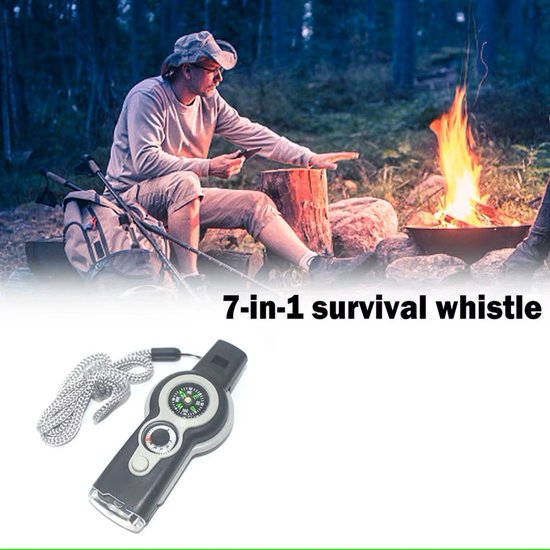 Zwarte survival fluit met kompas en grijze draagband, met op de achtergrond een man bij een kampvuur.