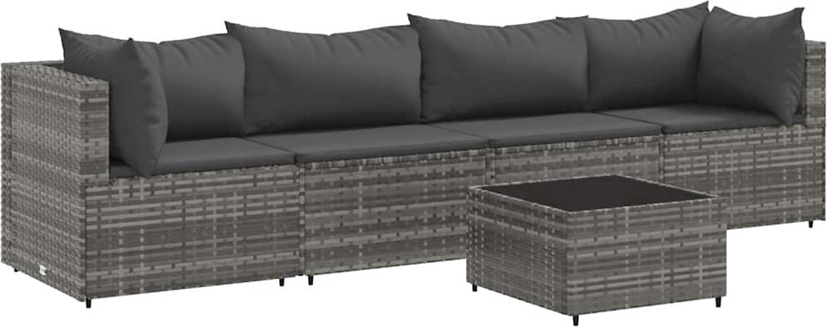 Grijze loungeset met kussens in poly rattan voor buiten.