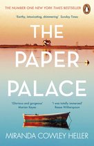 Boekomslag met 'The Paper Palace' in grote letters, een rood bootje op het water en een huis in de verte.
