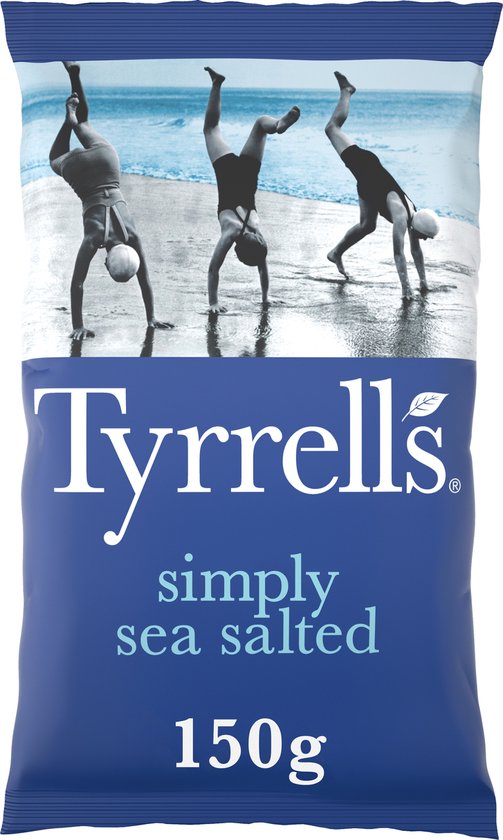 Tyrrells Simply Sea Salted chipszak met opdruk van drie personen die handstanden doen op een strand.