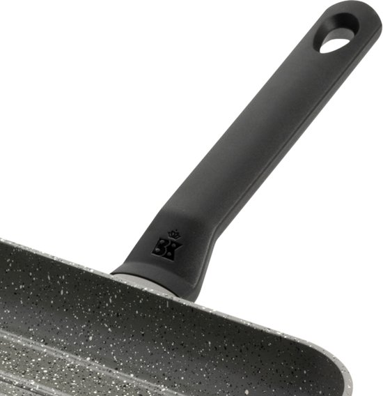 Gedetailleerde weergave van de zwarte steel met BK-logo op een grijze grillpan met marmerlook.