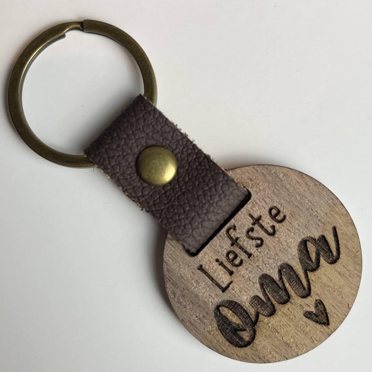 Lonnie - Sleutelhanger - Hout - Luxe afwerking met PU Leren detail- Gegraveerde tekst - Liefste Oma