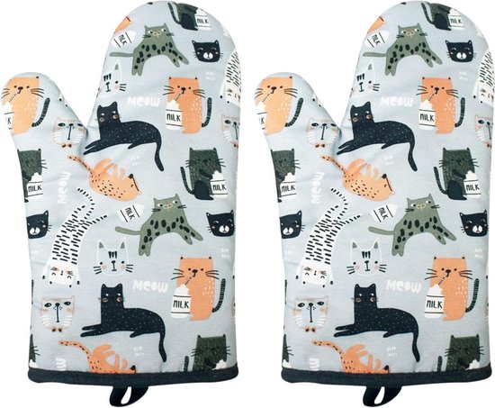 Een paar grijze ovenwanten met een print van speelse katten in oranje, zwart en groen. De katten spelen en drinken melk.