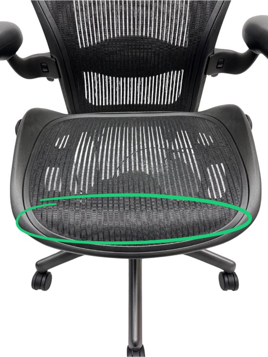 Zwarte bureaustoel met netstof rugleuning en zitting, met groene cirkel rond de onderkant van de zitting.