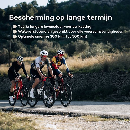 Drie wielrenners op racefietsen rijden op een landweg met aan de zijkant een stenen muur. Tekst: 'Bescherming op lange termijn'.