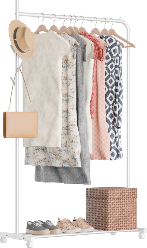 Wit kledingrek op wielen met kleding, hoed, tas, mandje en schoenen.