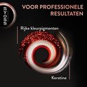 Abstracte weergave van rijke kleurpigmenten en keratine in een spiraalvormige beweging.