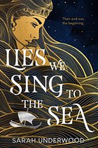 Couverture de livre avec une illustration dorée d'une femme aux cheveux ondulés sur une mer sombre. Texte : Lies We Sing to the Sea.