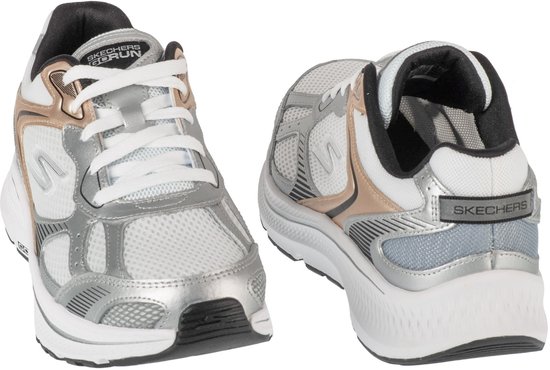 Set van twee witte Skechers Go Run dames sneakers met zilveren en koperkleurige accenten.