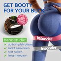 Close-up van een vrouw in blauwe sportkleding met een roze 'insonder' weerstandsband om haar heupen. 'Get booty for your buck'.