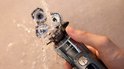 Philips Shaver i9000 Prestige Ultra wordt schoongespoeld onder de kraan.
