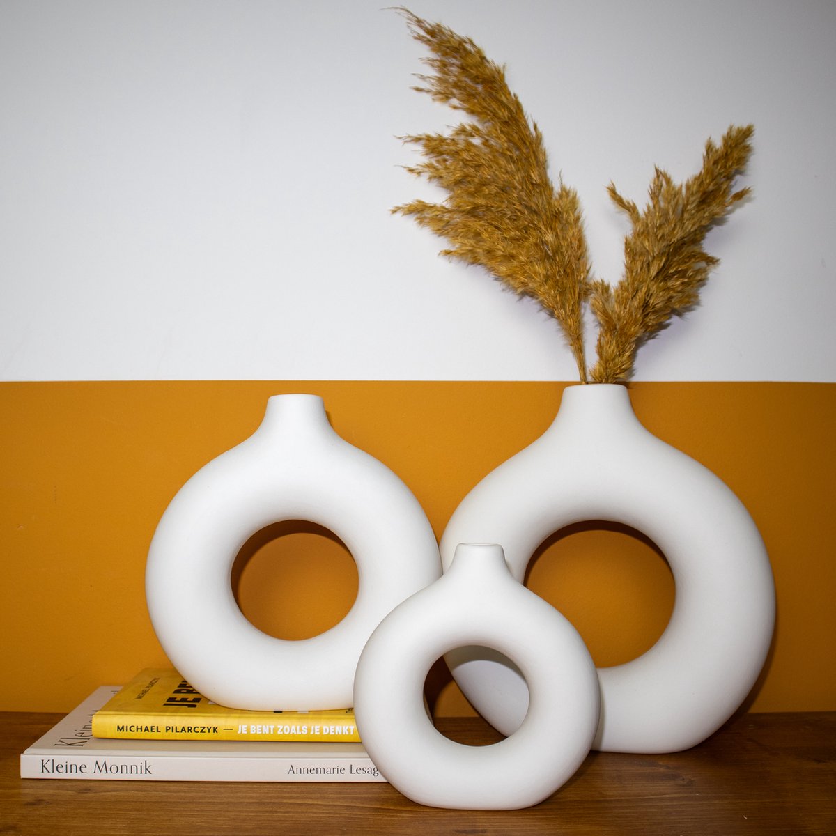 Evoluxe Donut Vaas - Keramiek Vaas - Stijlvolle Bloemenvaas - Ronde Vaas - Scandinavische Woondecoratie - Landelijk & Modern - Vazen voor Droogbloemen en Pampas - Uniek Design - Wit - Groot - L - 24x23x6.5 cm