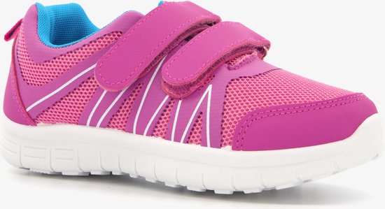 Roze sneaker met witte lijnen, klittenbandsluiting en blauwe voering.