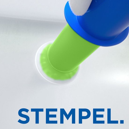 Groen toiletgel product wordt aangebracht op een toiletpot met de tekst STEMPEL.