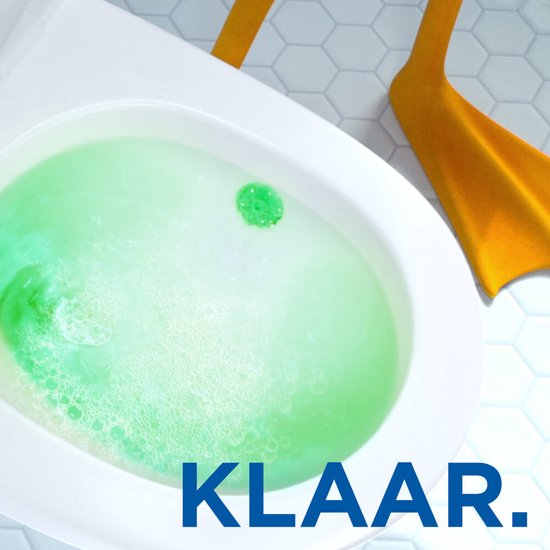 Groen schuimend water in een toiletpot met de tekst KLAAR.