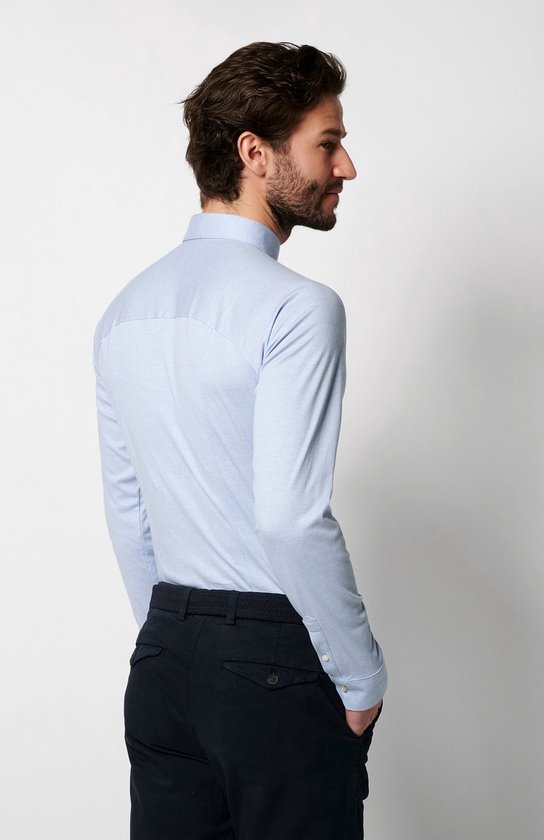 Homme portant une chemise en jersey bleu clair, vu de dos