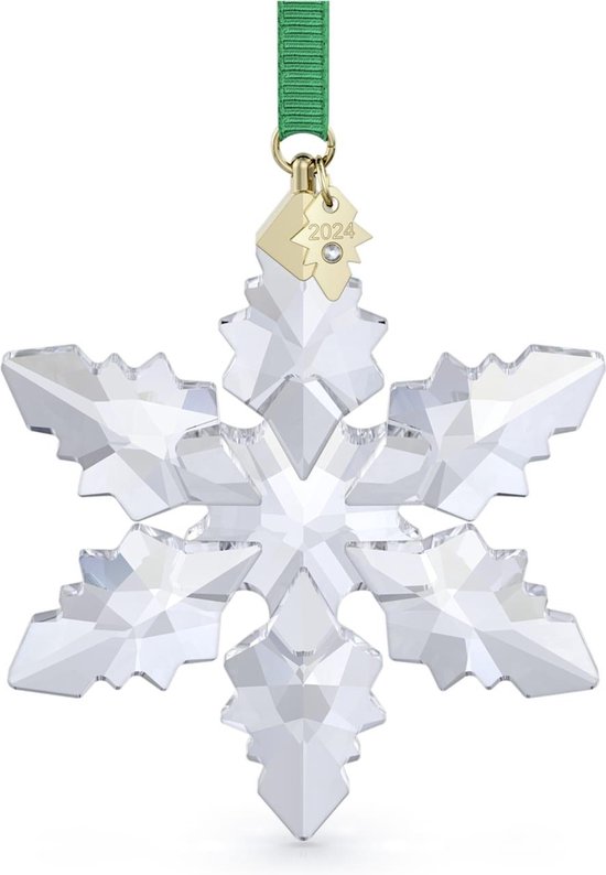 Kristallen sneeuwvlok ornament met een gouden label met '2024' erop, hangend aan een groen lint.