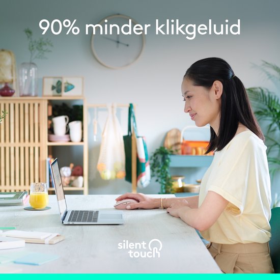 Vrouw gebruikt roze Logitech muis met laptop. Tekst: '90% minder klikgeluid'.