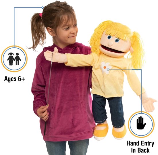 Meisje van 6+ jaar houdt een 25" handpop met geel haar, blauwe ogen, gele trui en spijkerbroek vast.