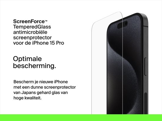 Een iPhone 15 Pro met een screenprotector die erop ligt. "ScreenForce™ TemperedGlass antimicrobiële screenprotector voor de iPhone 15 Pro."