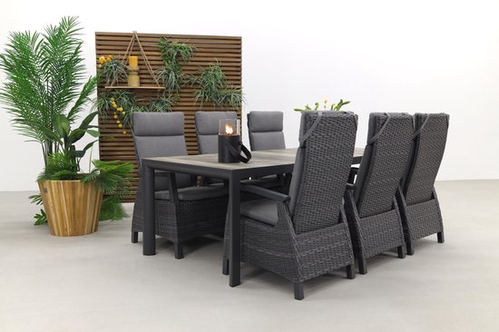 Een tuin dine set met antraciet, verstelbare wicker stoelen met grijze kussens rond een tafel met houtlook blad.